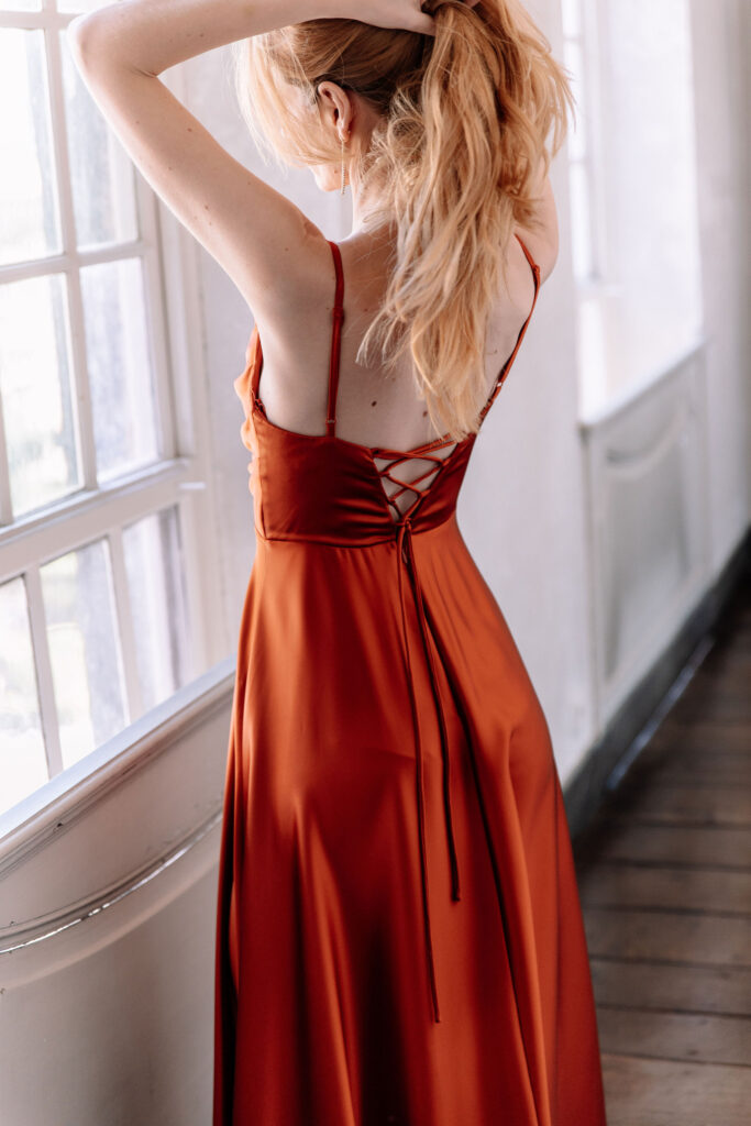 robe longue satin terracota lacée dos